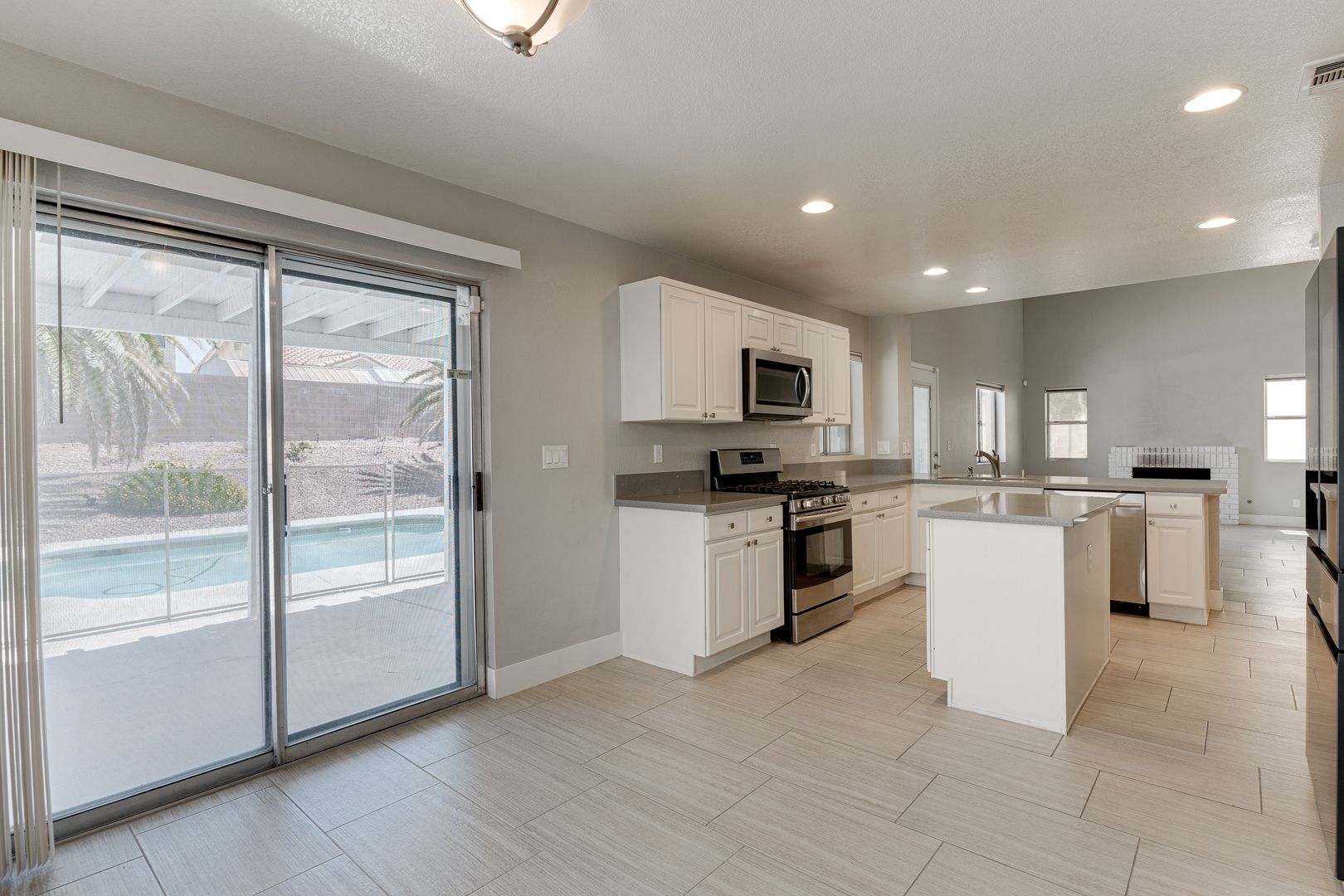 Henderson House: 20 Fantasia Ln