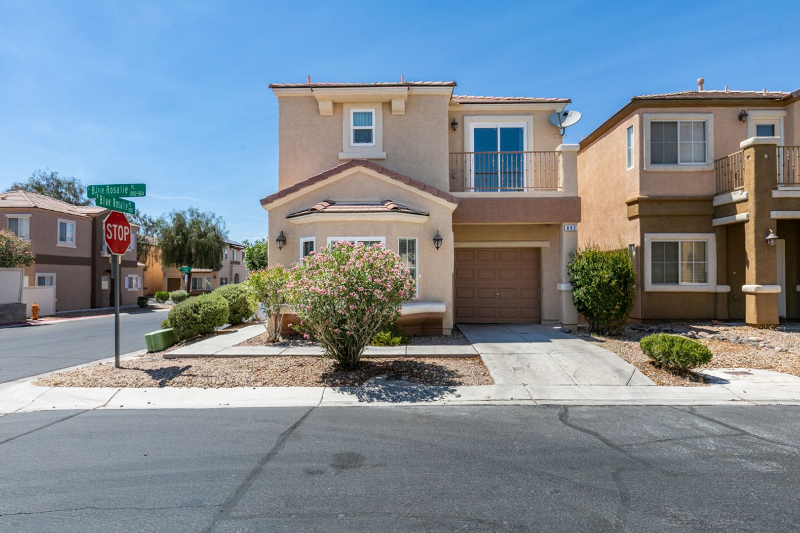 Henderson House: 892 Blue Rosalie Pl