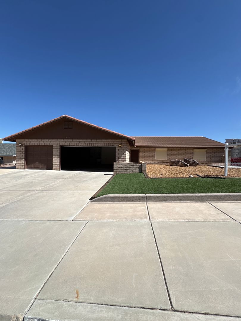Boulder City House: 857 Robinson Lane