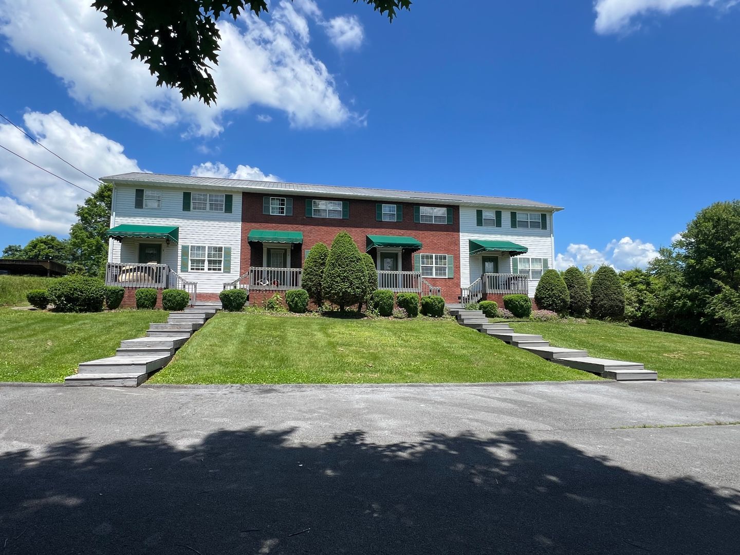 AVAILABLE January 2026! Secluded 2 bedroom Condo, Located minutes to Downtown JC & ETSU