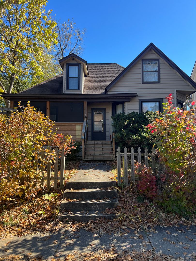 Johnson City House: 419 W Pine St