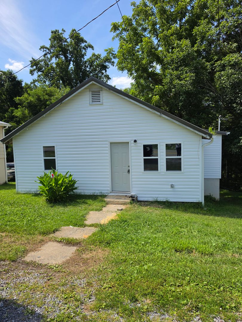 Kingsport House: 1752 Granby Rd