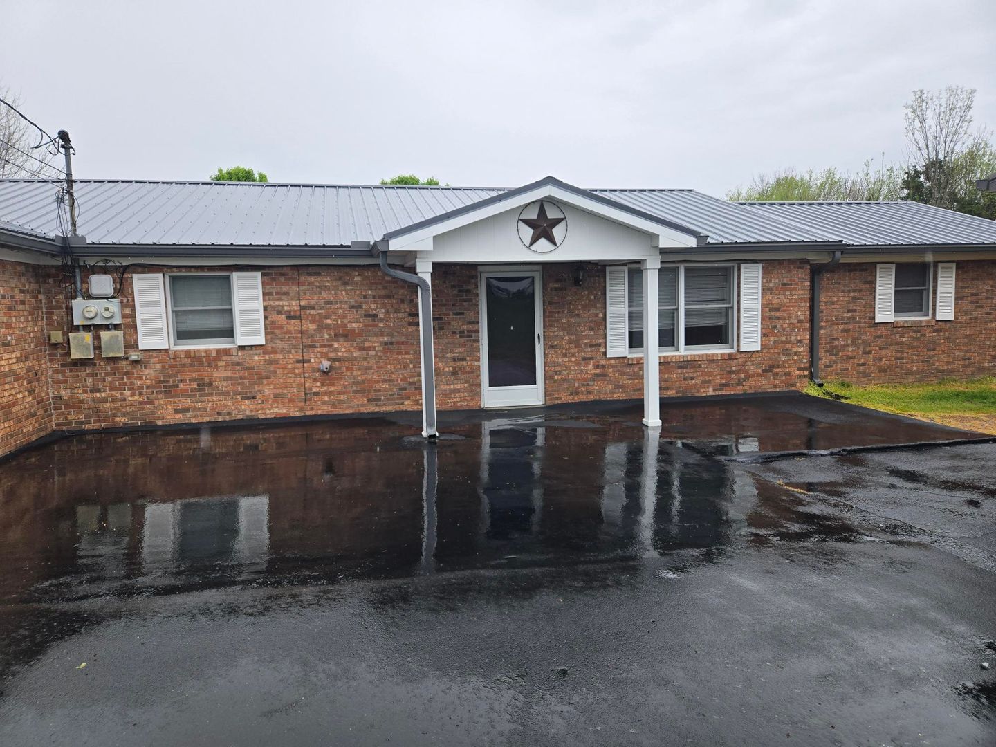 Mosheim House: 275 Emerald Road Apt 1