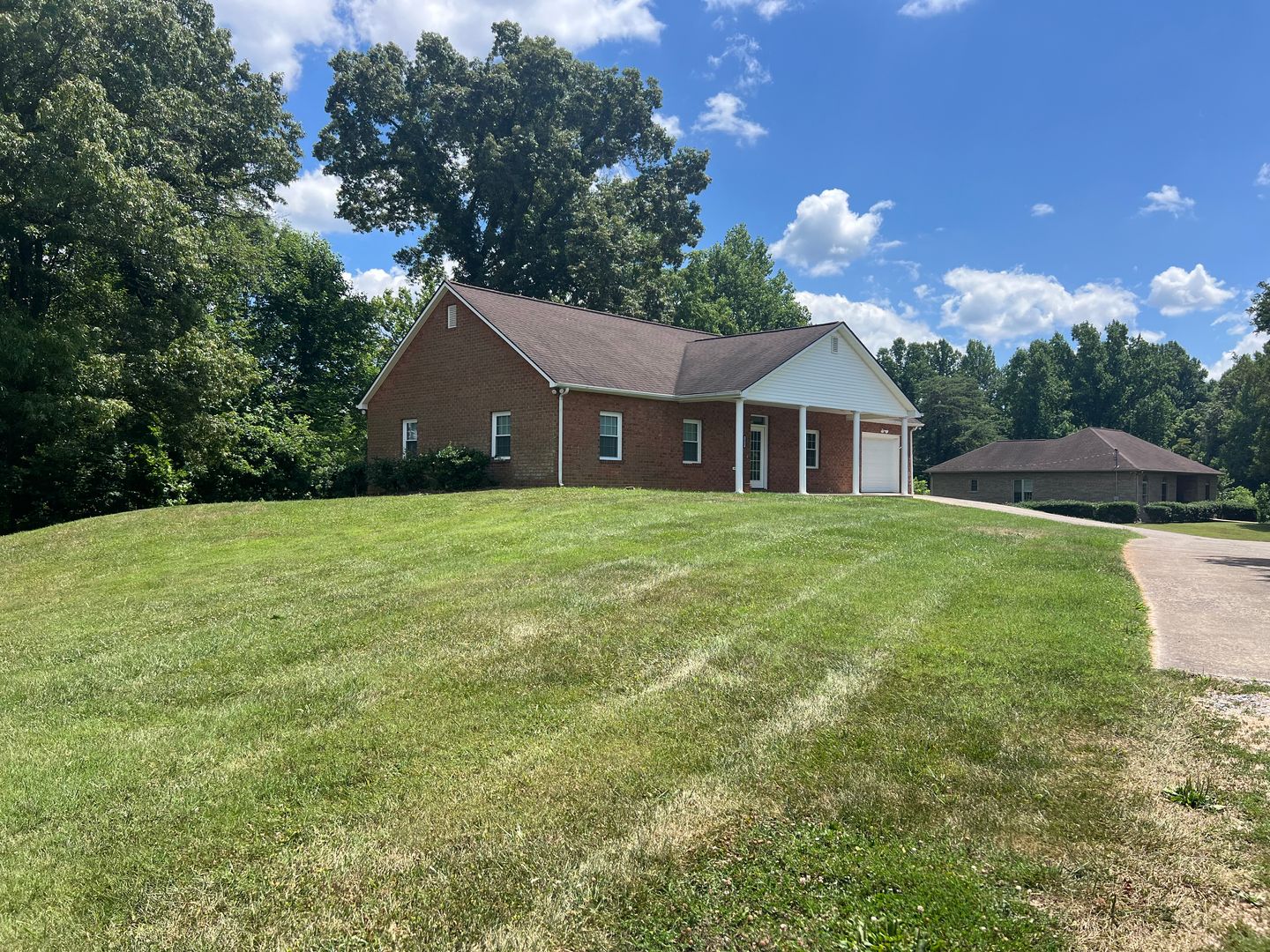 Johnson City House: 1035 Ridgewood Lane