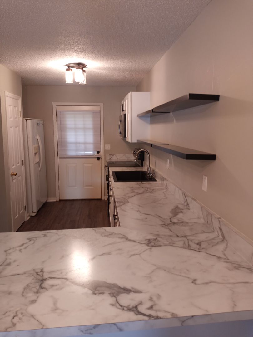 Johnson City House: 1700 Lone Oak Rd