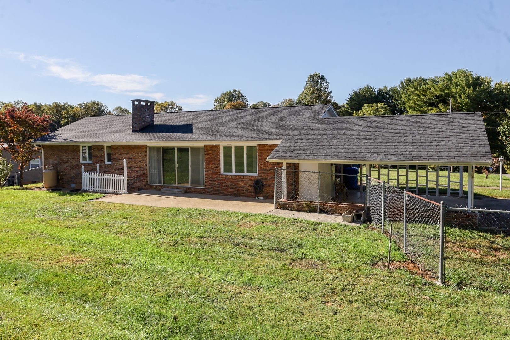 Jonesborough House: 1010 Shamrock Drive
