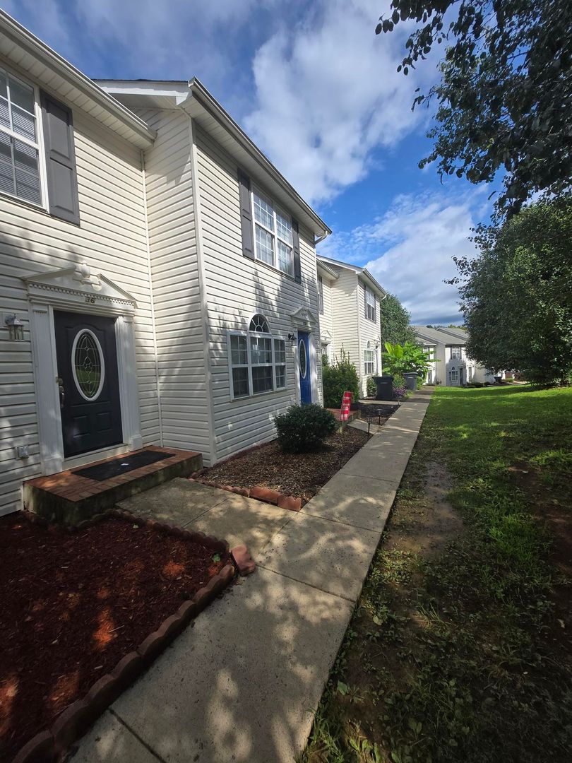 Spacious 2-Bedroom Townhome – Private Deck & Garage