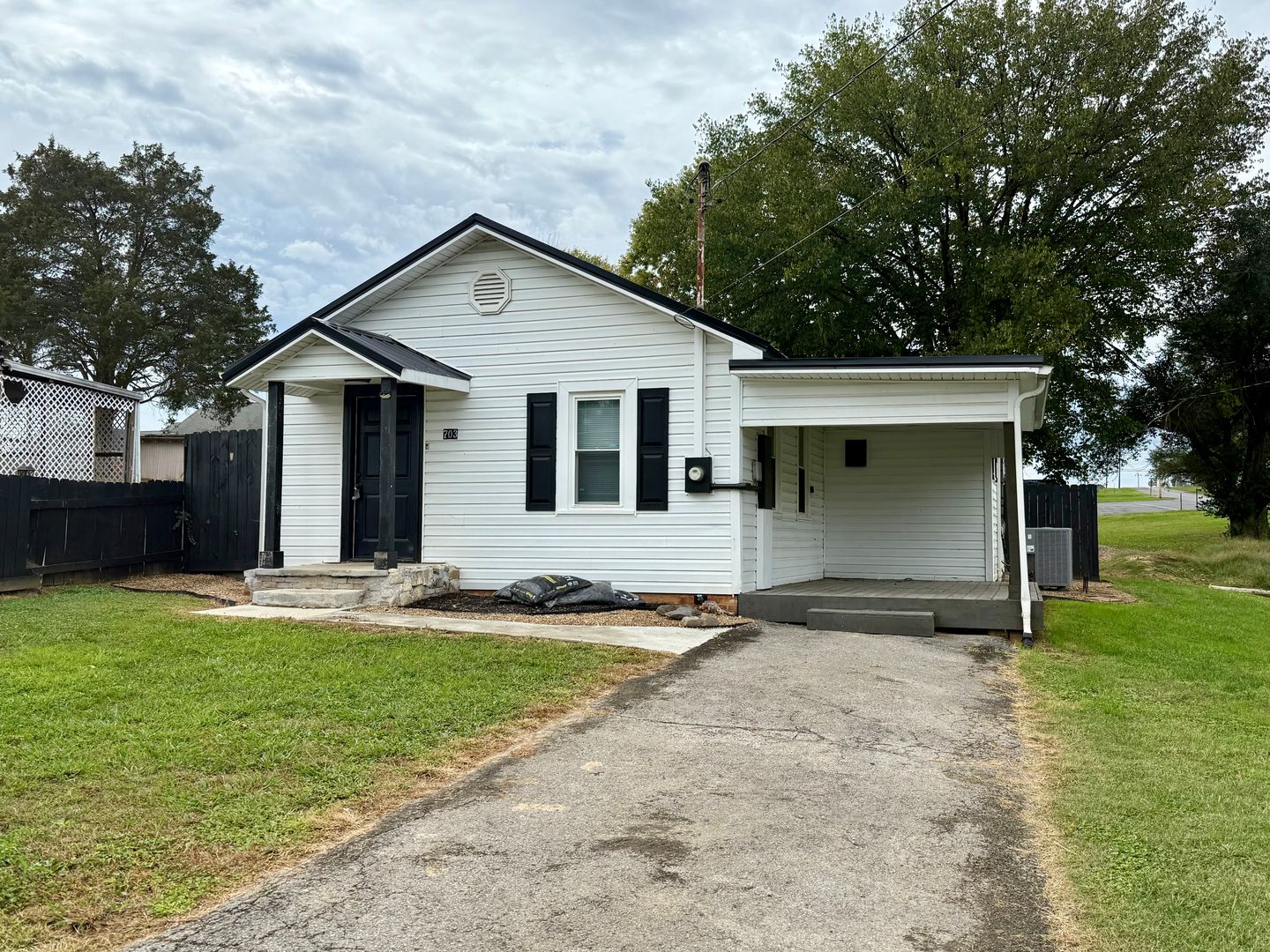 Johnson City House: 703 Gray Station Rd.