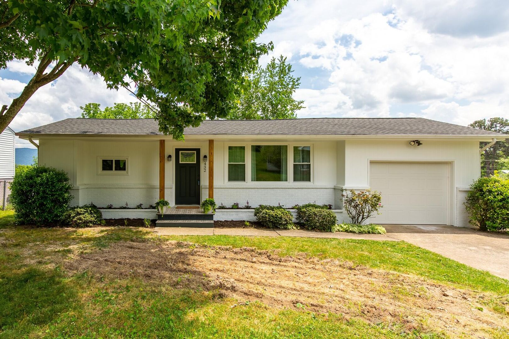 Mount Carmel House: 432 Cypress St