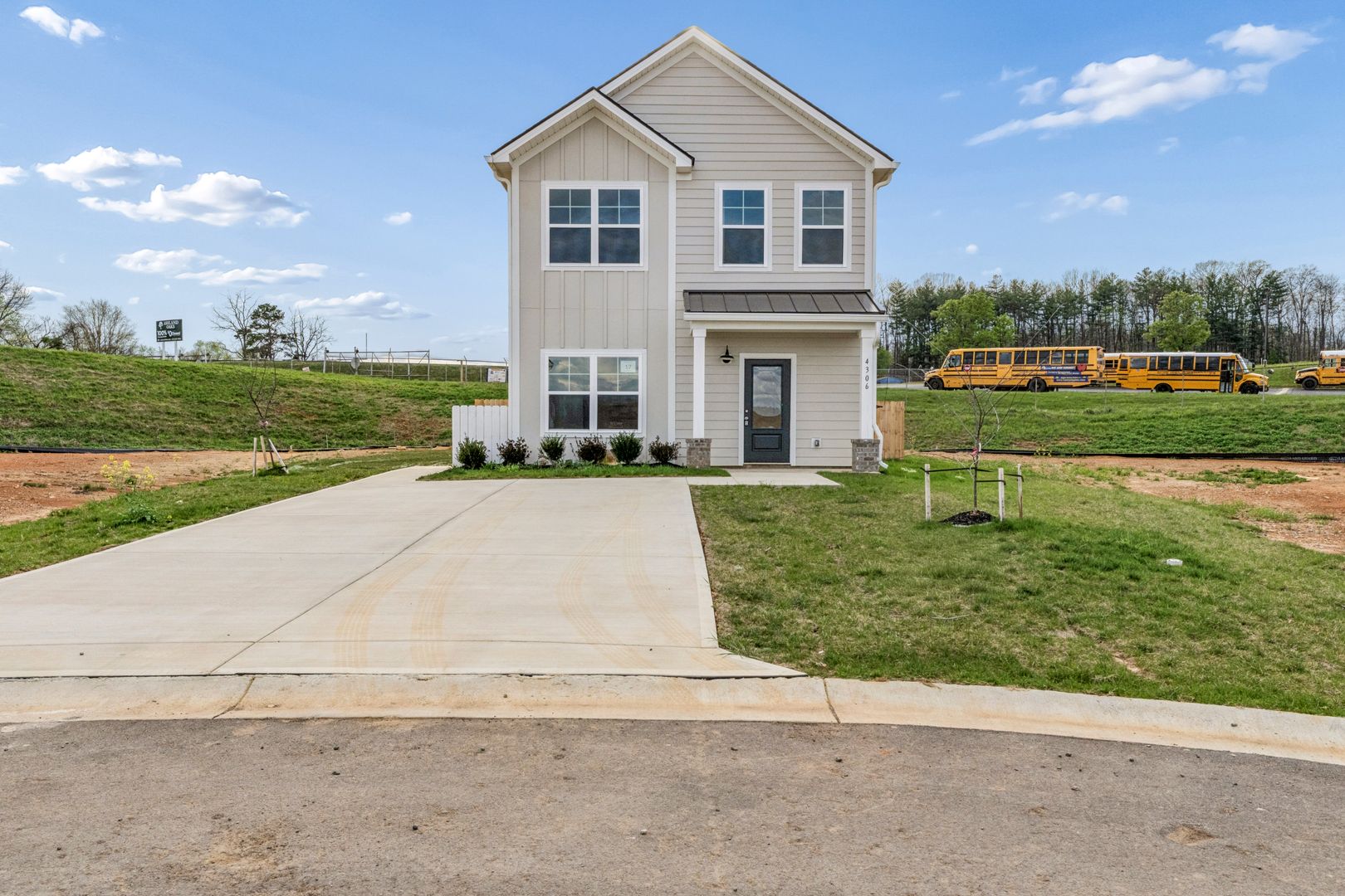 Blountville House: 4306 Gambrel Oaks