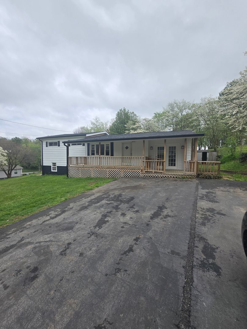 Mosheim House: 340 Unaka Drive