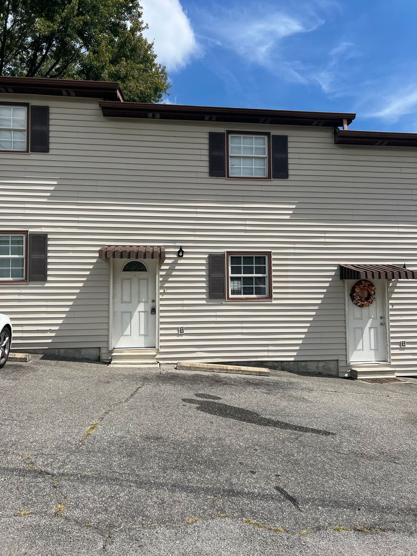 Bristol Apartment: 106 Hillbilly Private Drive