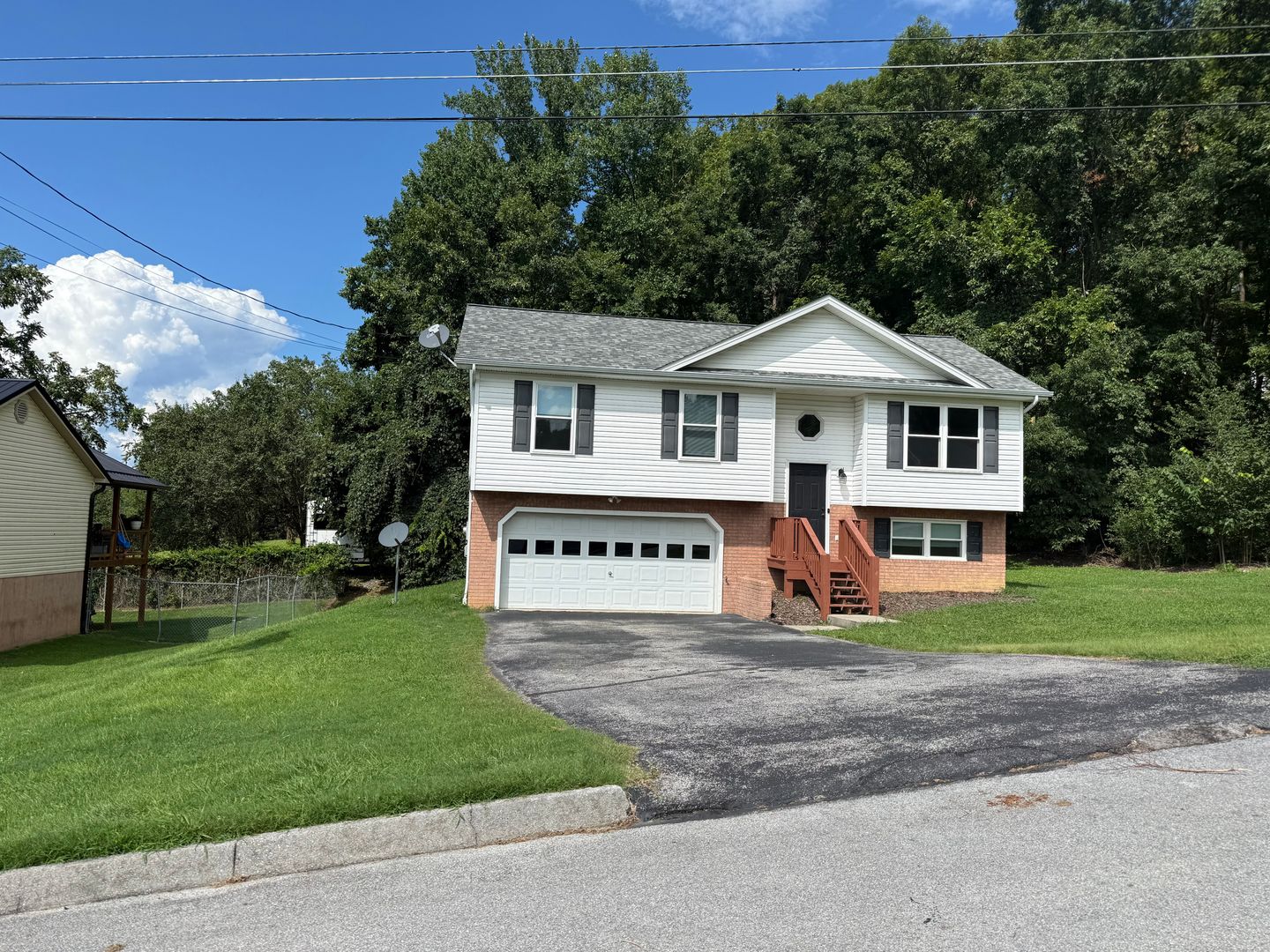 Jonesborough House: 129 Meadowlark Dr.