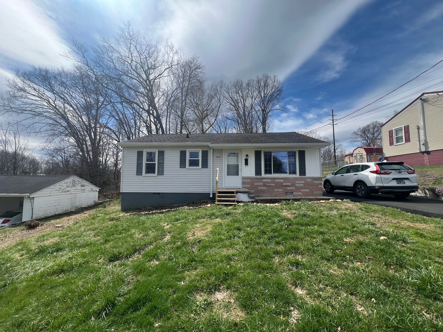 Johnson City House: 1005 N Barton St