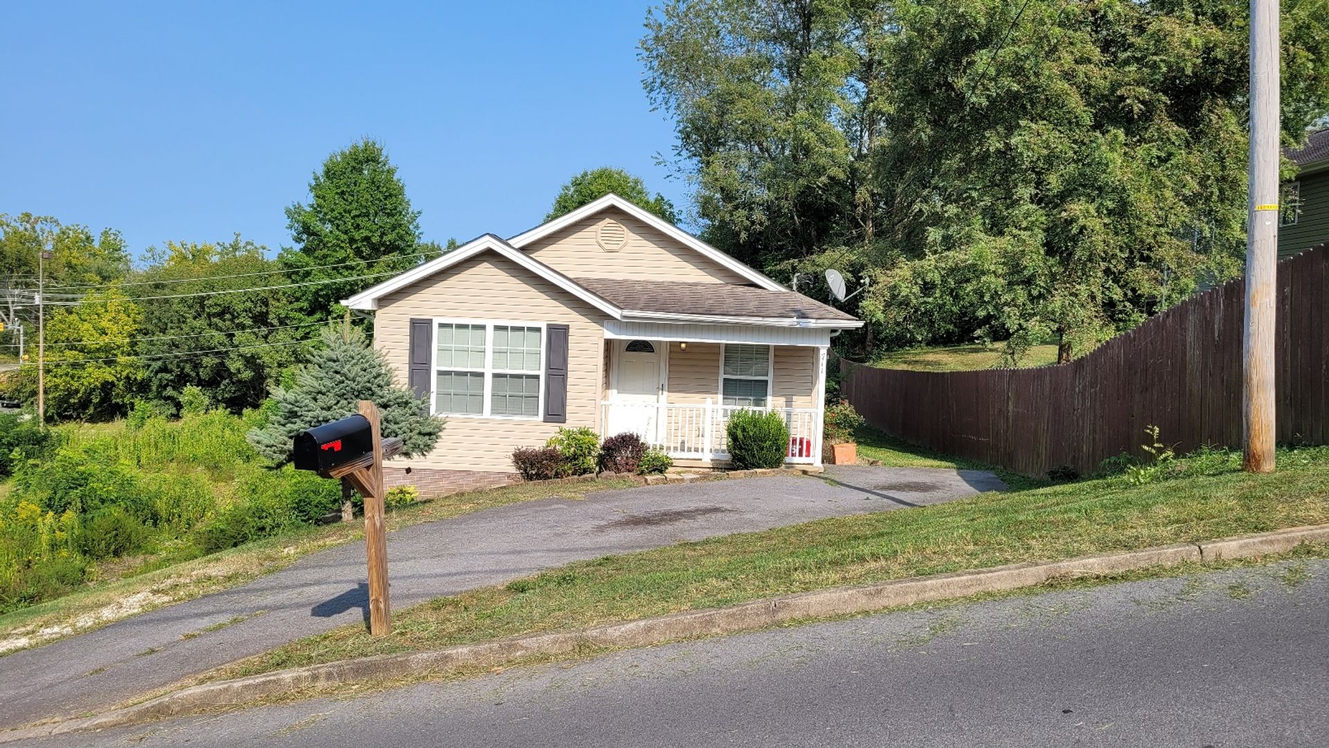 Johnson City House: 711 Lovelace St