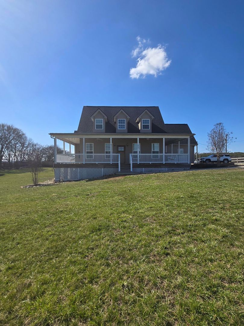 Charming 3-Bed, 2.5-Bath Homestead with Spacious Grounds  – Available for Rent