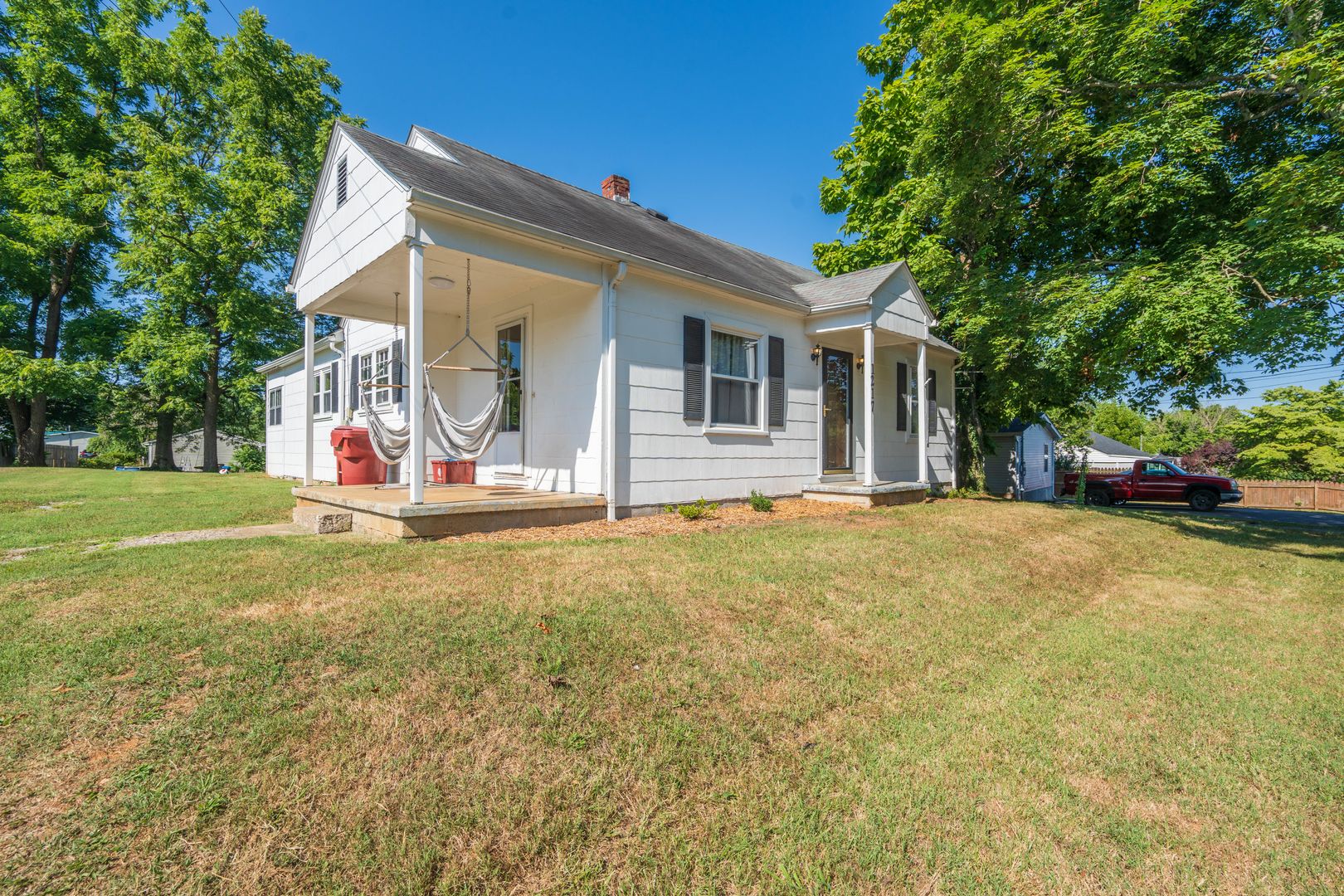 Johnson City House: 1217 Meadowview Ave