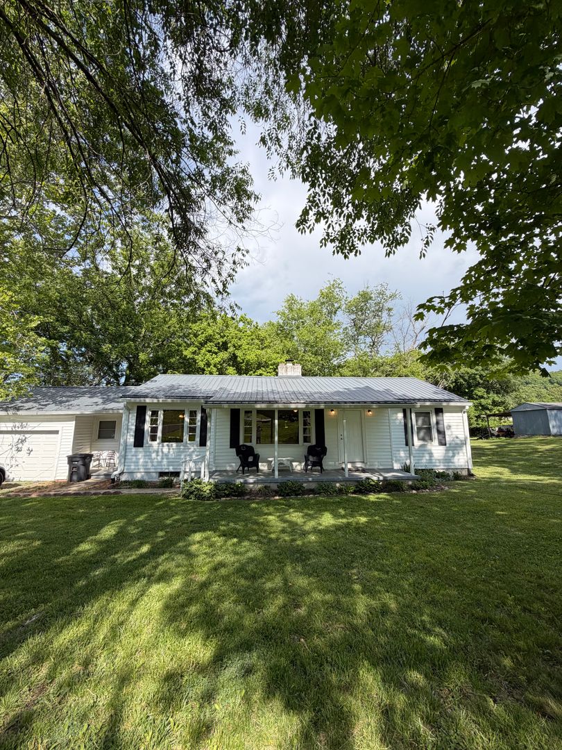 Kingsport House: 819 Summerville Rd