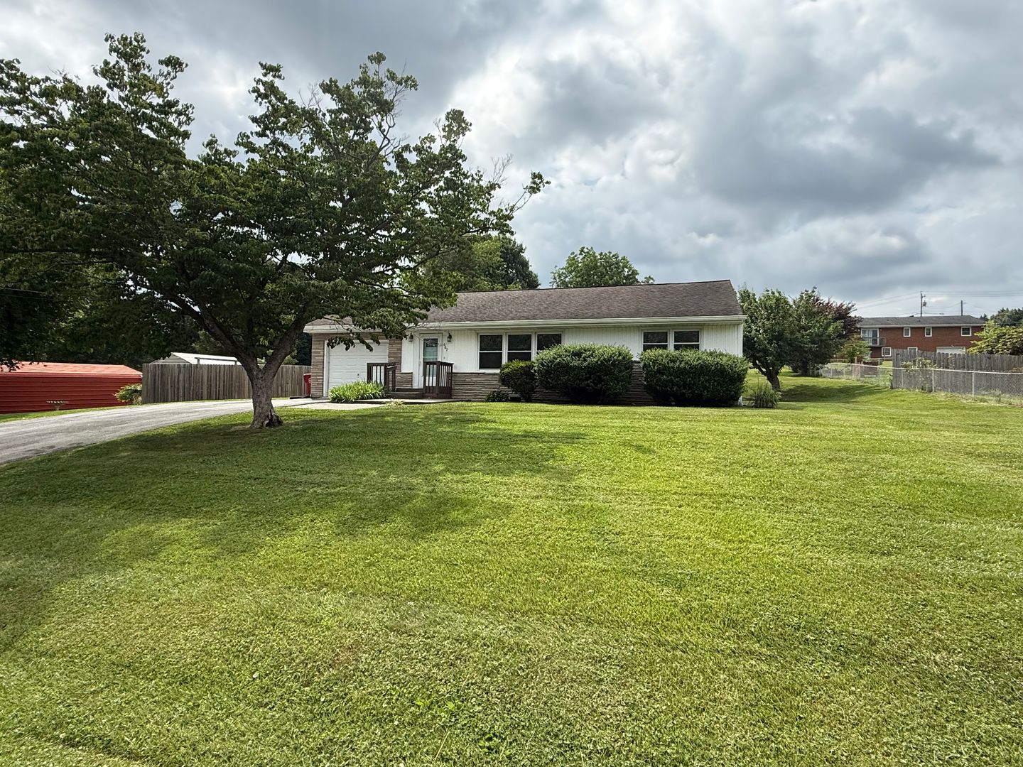 Johnson City House: 607 Ridgeview Dr