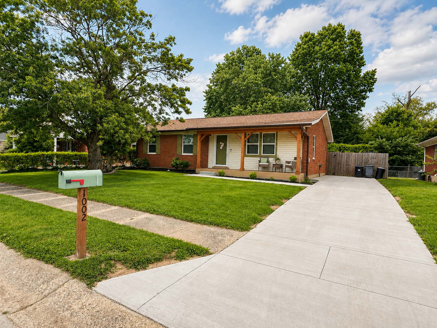 Clarksville House: 1002 Irving Drive