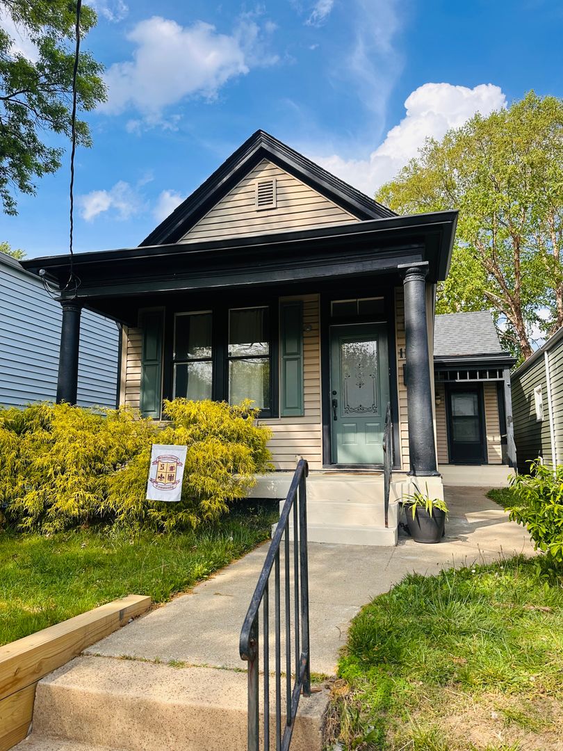 Louisville House: 1127 Ash St