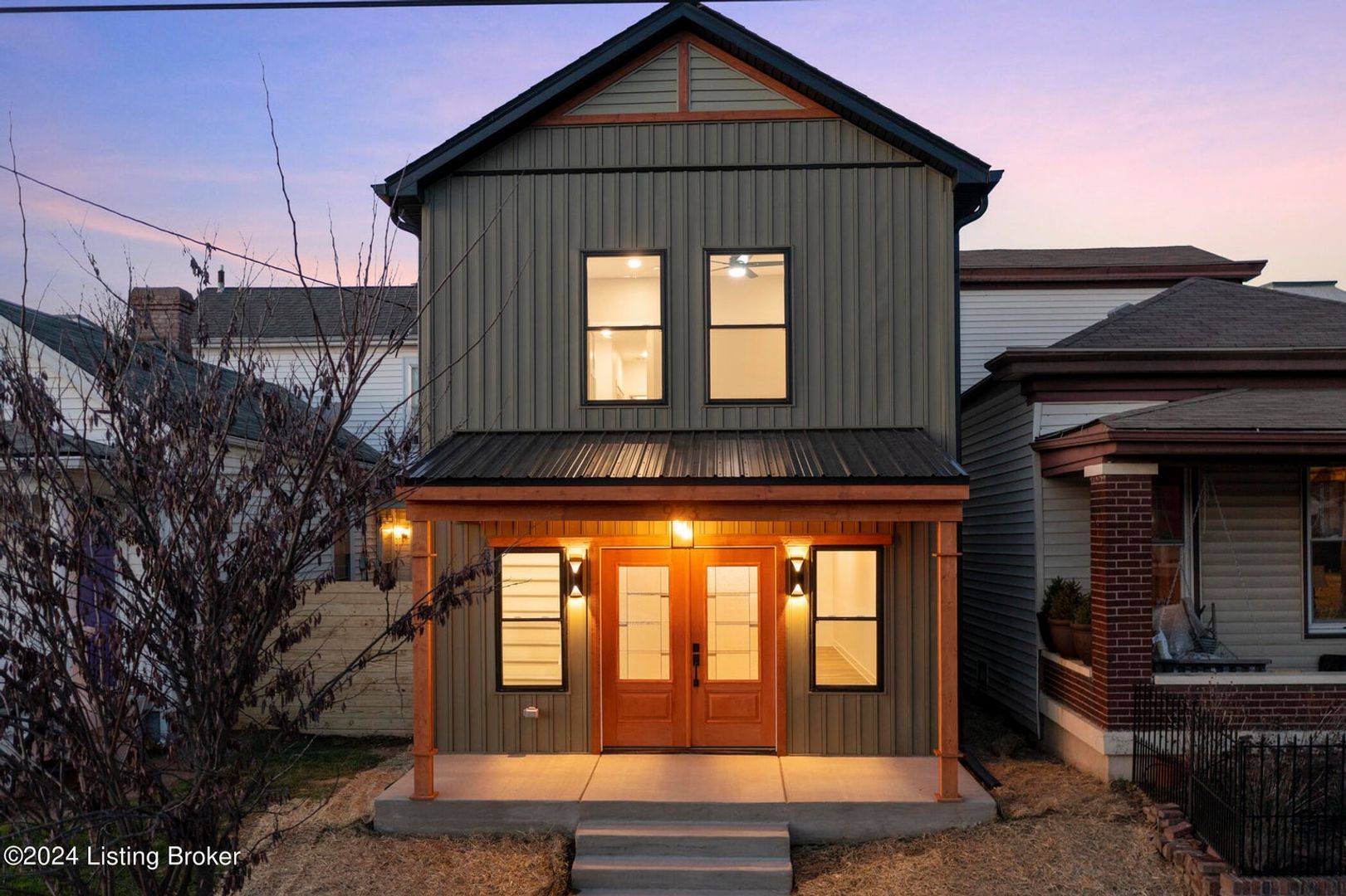 Louisville House: 923 E Oak st