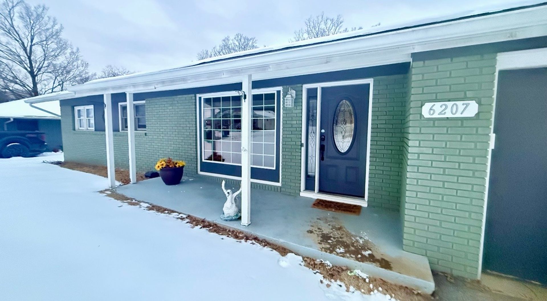 Crestwood House: 6207 Hillcrest Ct