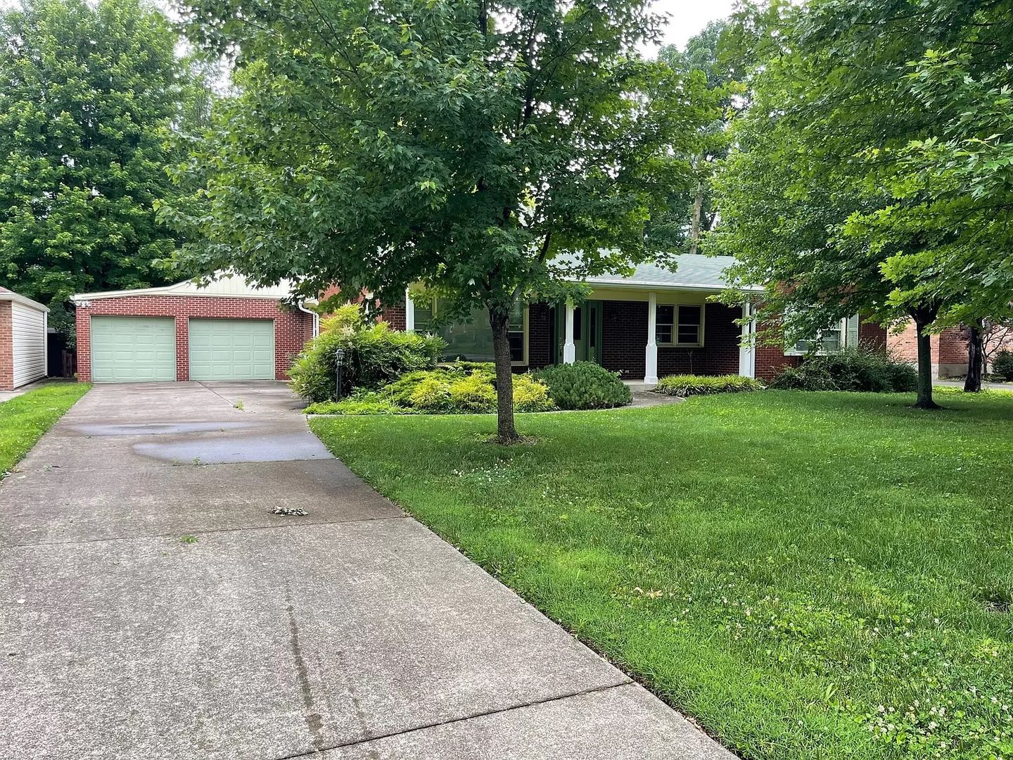 Louisville House: 57 Sterling Road