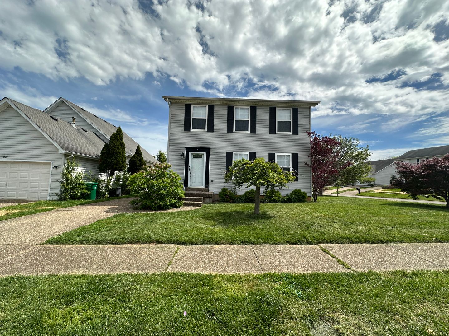 Louisville House: 3929 Pinoak View Court