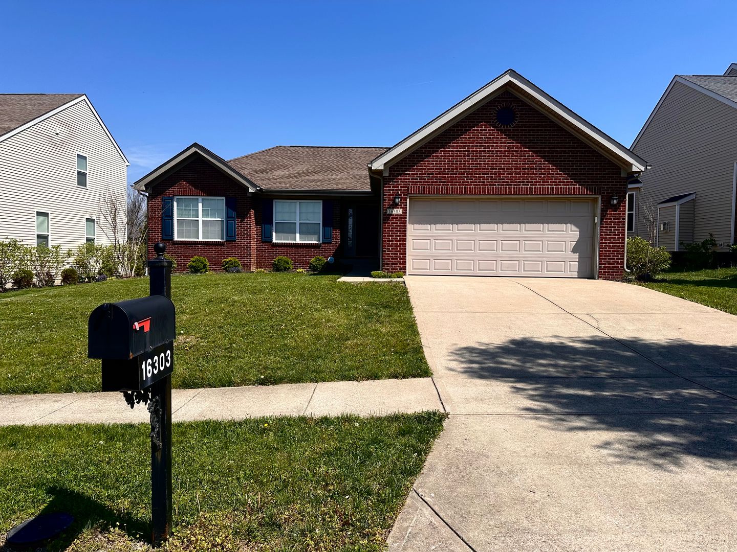 Louisville House: 16303 Rockcrest View Lane