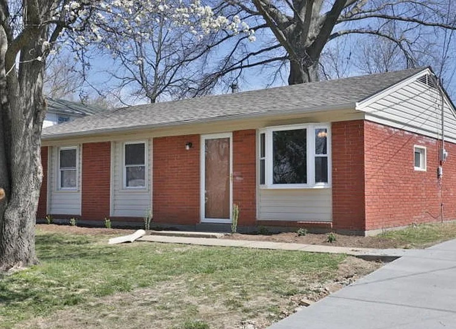 Louisville House: 152 Springwood Drive