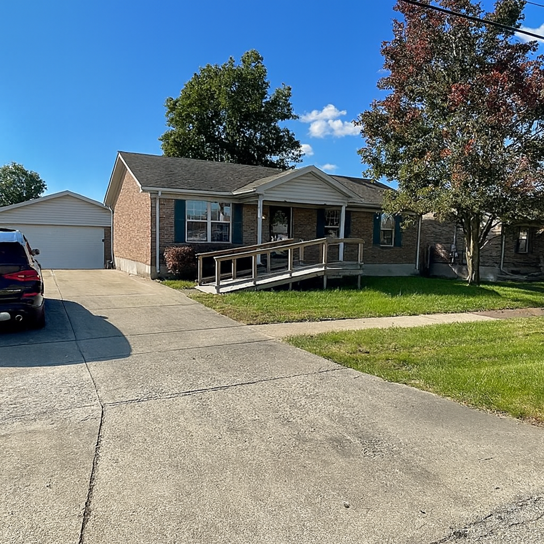 Louisville House: 349 Majestic Boulevard