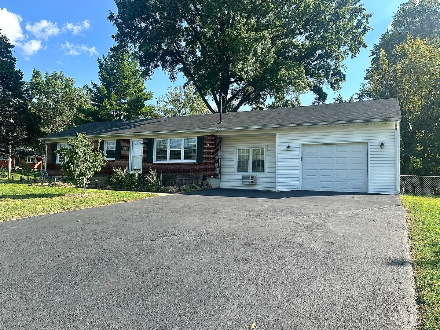 Louisville House: 9312 Michael Edward Dr