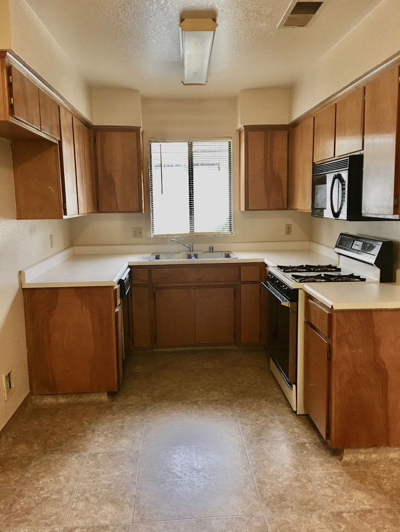 REEDLEY Apartment: 1768-1776, 1786-1792, 1810-1816 N REED AVE