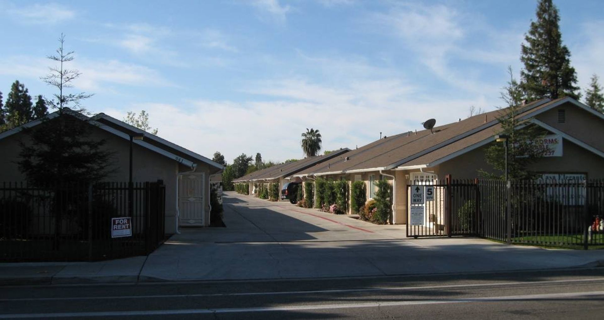 FRESNO Apartment: 941 W DAKOTA AVE