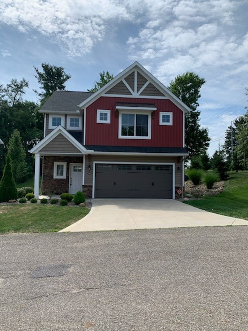 Stow House: 2966 Creekside Ct
