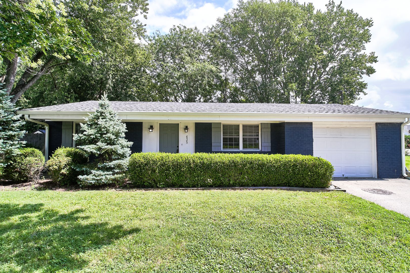 Zionsville House: 635 Lake view Dr.