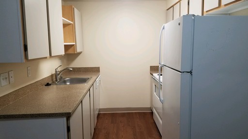 DEPOSIT LOWERED, RENT LOWERED, LOOK AND LEASE SPECIAL! – photo 1