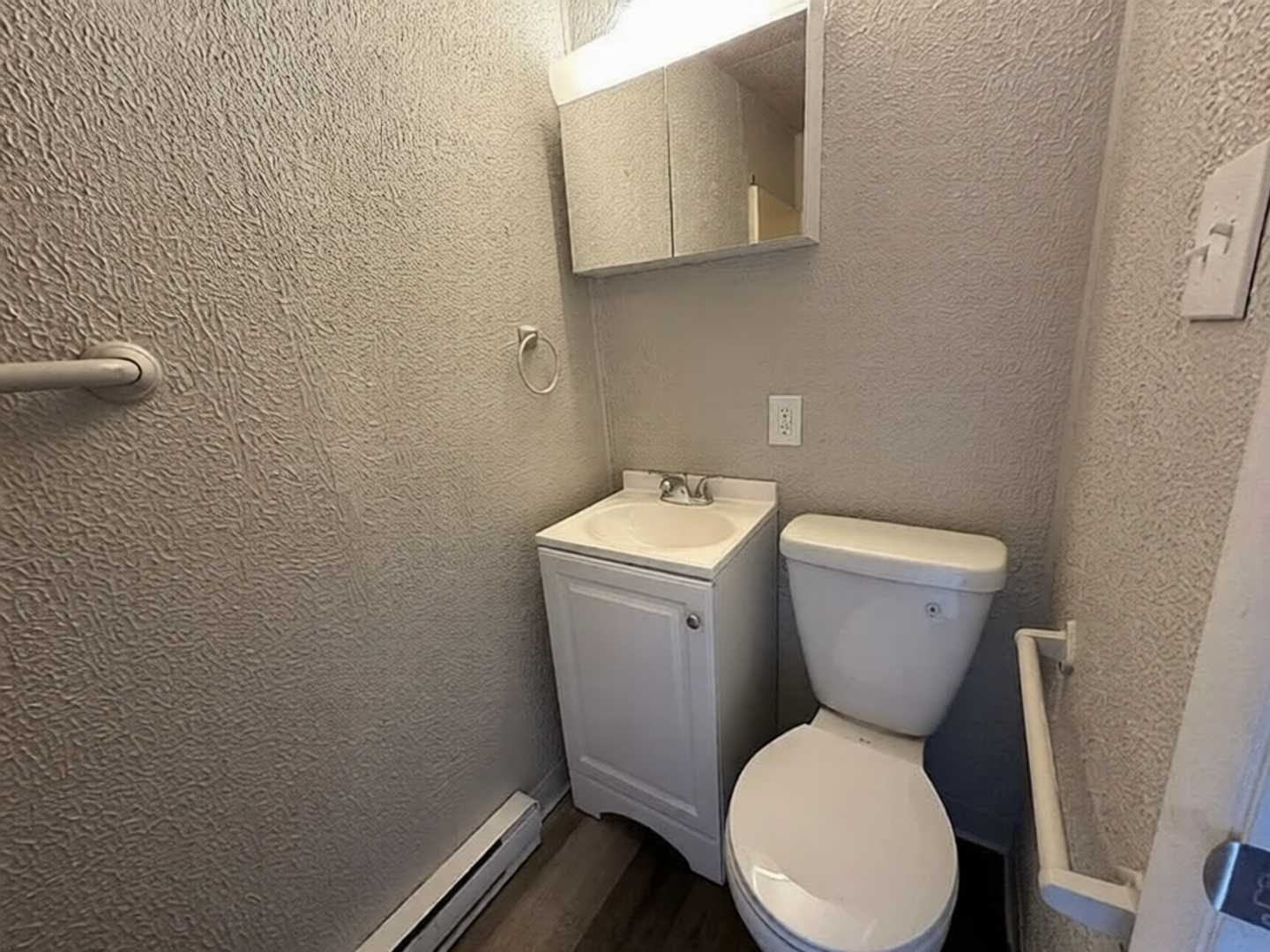 North Irwin Apartment: 37 Webster Avenue