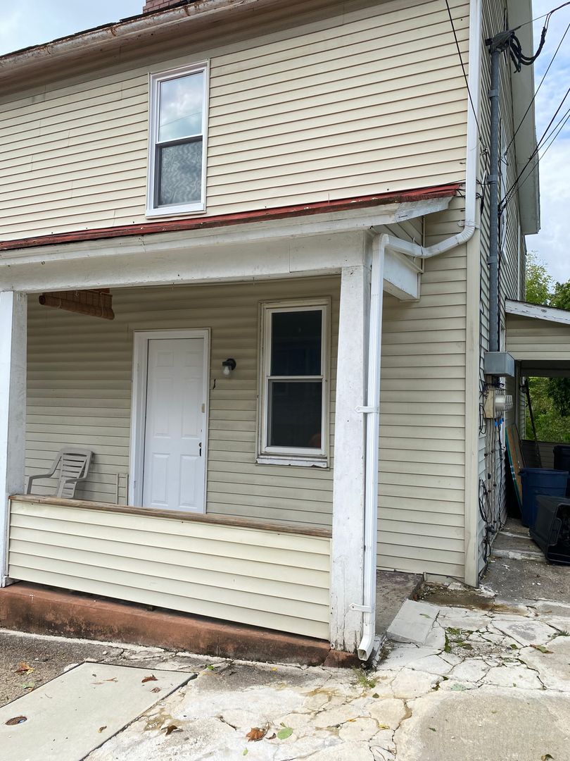 Manor Apartment: 25 Oak Street