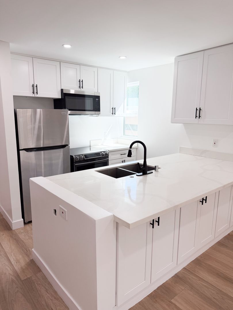 Encino Apartment: 17000 Burbank Blvd