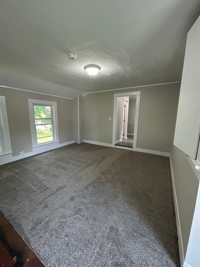 Fulton Apartment: 7 S 4th St