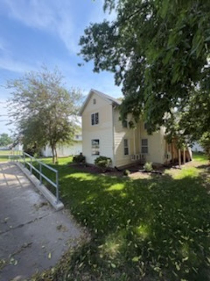 Dunlap Apartment: 504 N 4th St