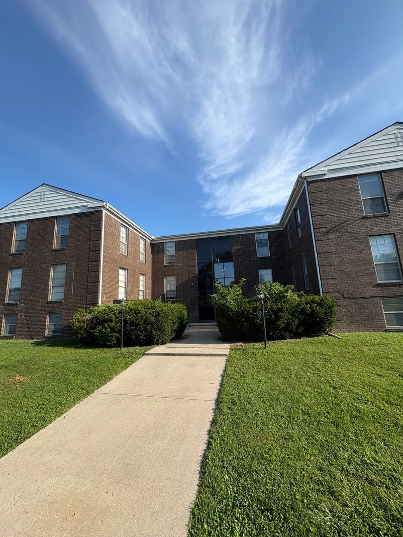 Peoria Apartment: 919 W Crestwood Dr