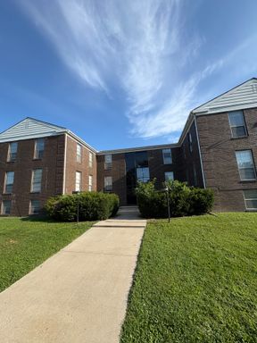 SPECIAL 1/2 OFF FIRST MONTH RENT: Spacious 2 bedroom, 1.5 bathroom Apartment in Peoria – photo 1