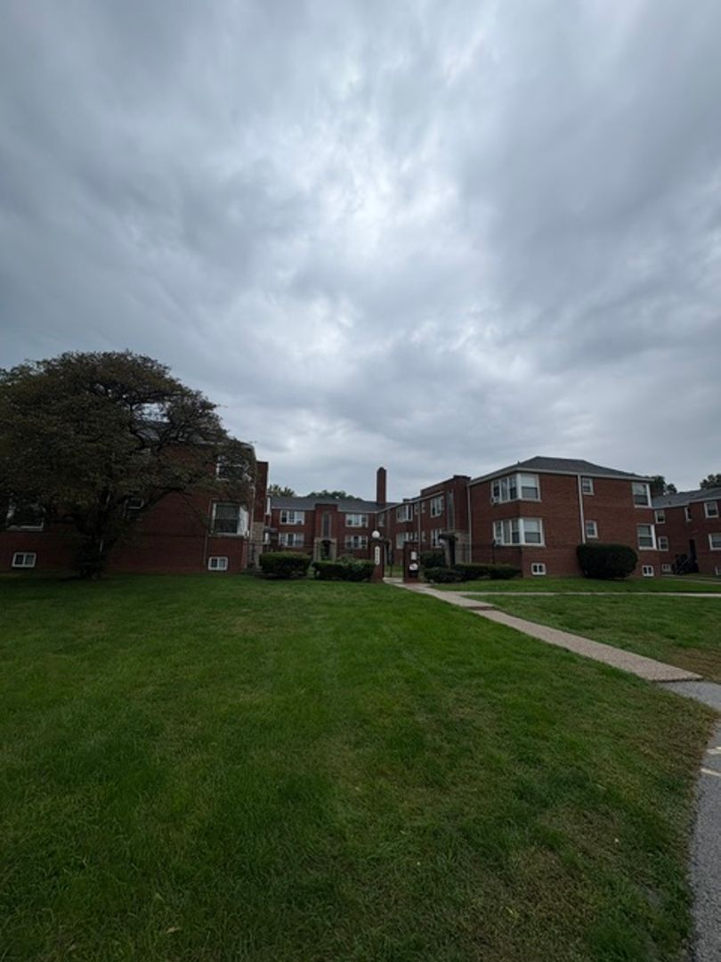 Knoxville Manor 1 of 8