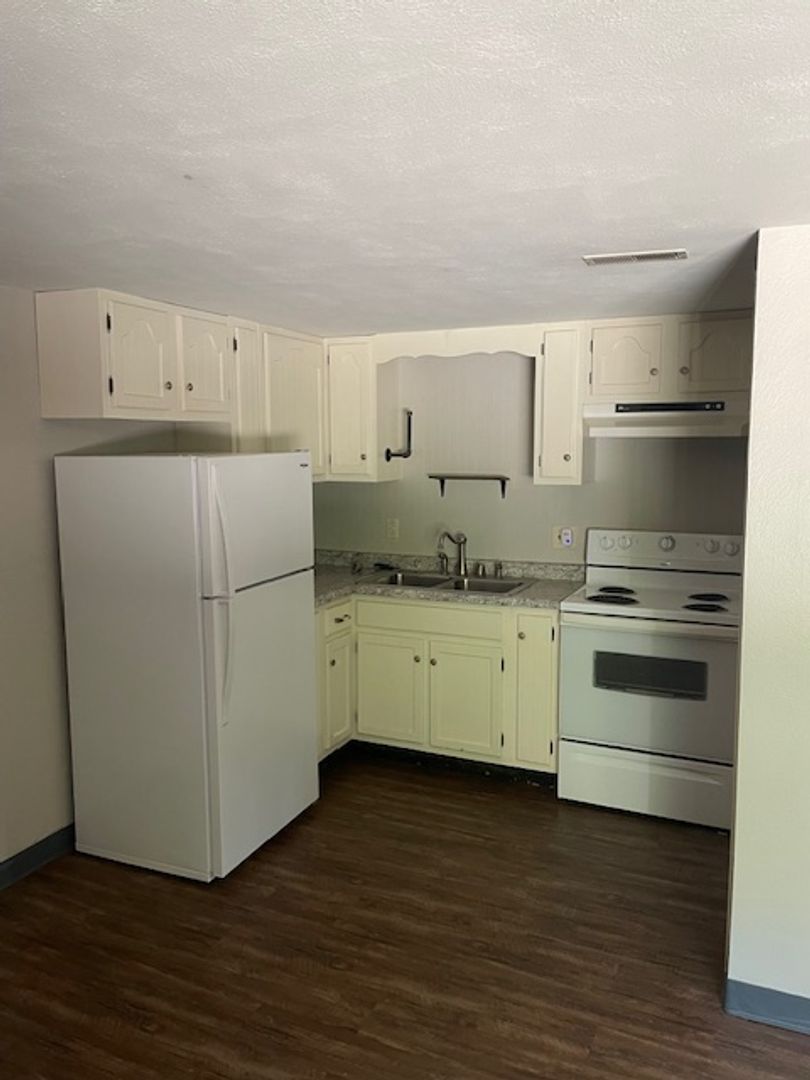 Creve Coeur Apartment: 1107 Pekin Ave