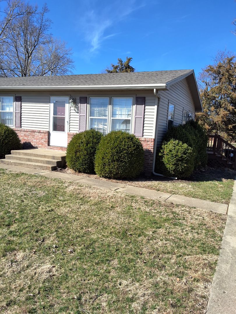 Dunlap House: 211 W Ash St
