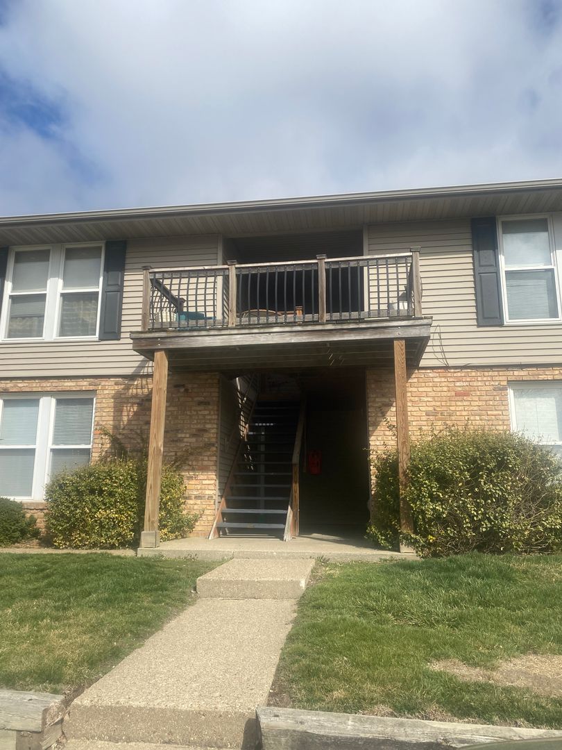 Mackinaw Apartment: 612 E Madison Street