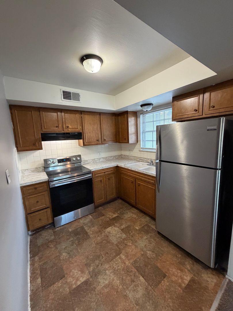 Peoria Apartment: 919 W Crestwood Dr